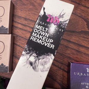 🔥HOT DEAL🔥 NWT UD Meltdown makeup remover